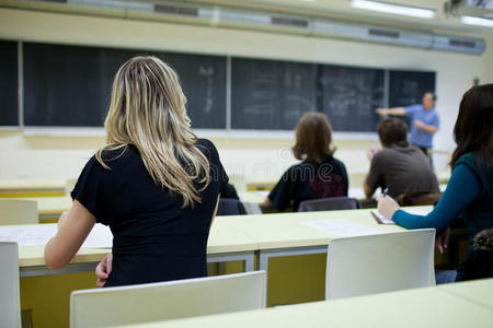 女大学生坐在教室里图片