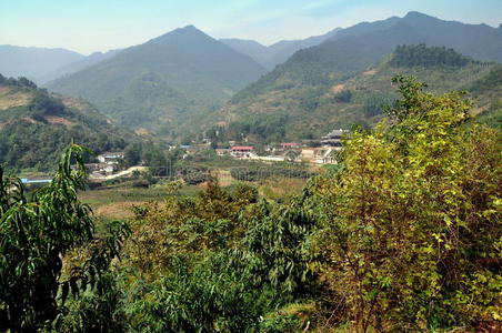 中国彭州农田村庄和寺庙