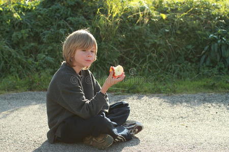 吃一个苹果夏娃和亚当吃苹果吃小孩小苹果带着绿苹果的帅哥