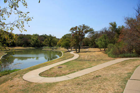 小径，公园里的湖。