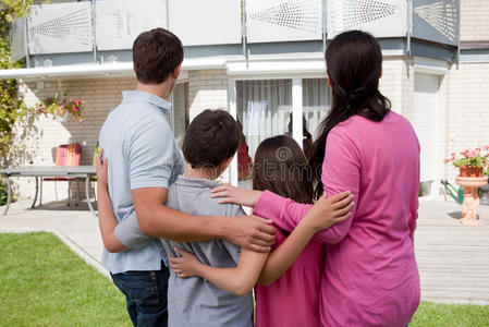 门口站一家人站在家门口照片