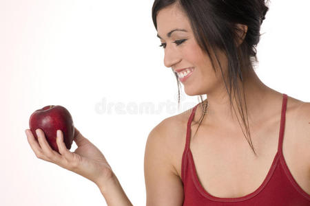 女人喜欢抚摸拿着红熟透的苹果