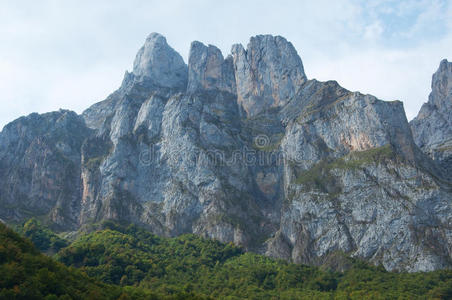 欧洲石灰岩山照片