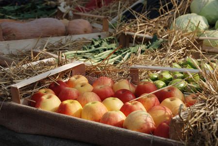 水果蔬菜陈列的红苹果盒图片