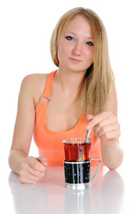 喝茶的年轻女子图片