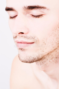 帅哥闭眼特写照片