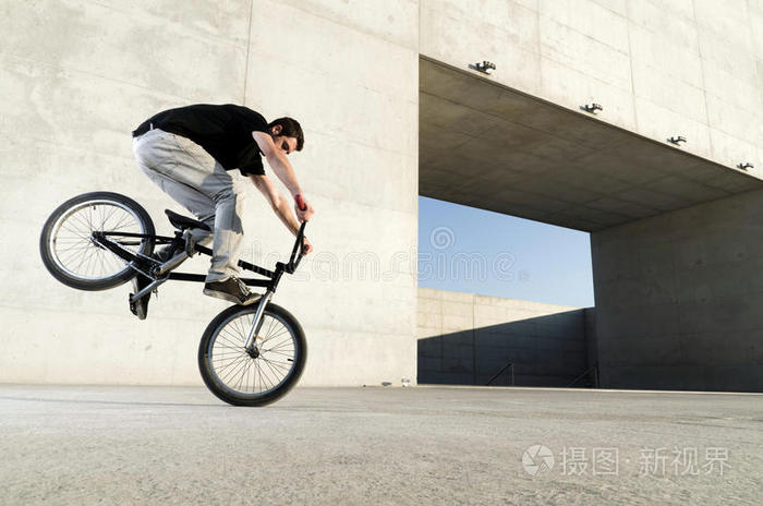 年轻的bmx自行车骑手