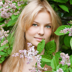 脸上有紫丁香花的女人