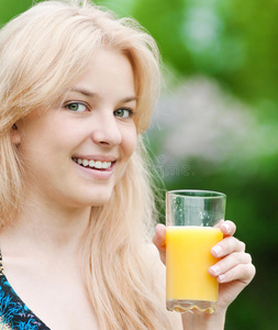 微笑着喝橙汁的女人