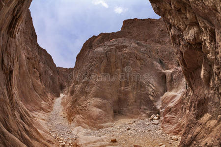 岩荒野旅游风景线图片