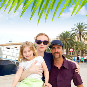 伊比沙镇港口家庭旅游图片