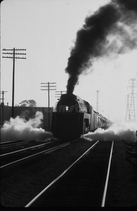 回程蒸汽列车在轨道上
