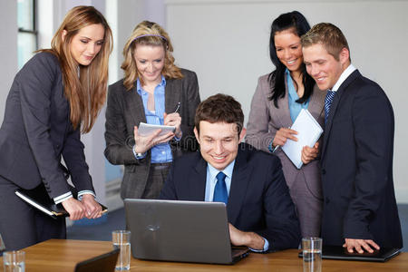 金色商务名会议期间由5名商务人员组成的团队照片