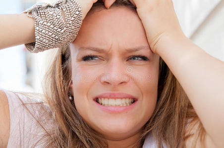 黑暗的黑的挠使人惊慌的蹩脚货背景,老的影片影响,英语字母表中的第四