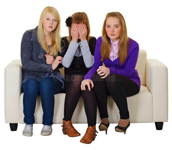 三个女孩看恐怖片图片