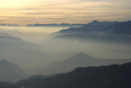 飘渺的阿尔卑斯山图片