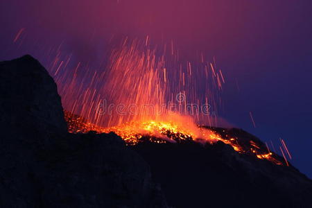 喷发的火山叠层