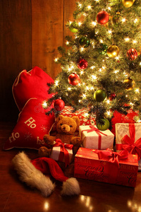 明亮的圣诞树上有礼物