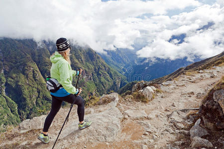 在喜马拉雅山徒步旅行的妇女