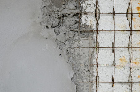 泡沫塑料内的钢筋混凝土墙照片