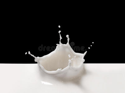 牛奶溅在白色上面