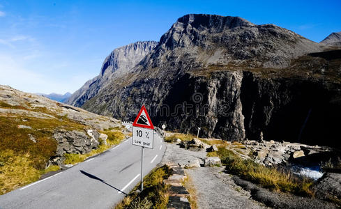 挪威山区的危险道路