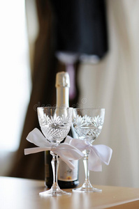 两个空的结婚香槟酒杯