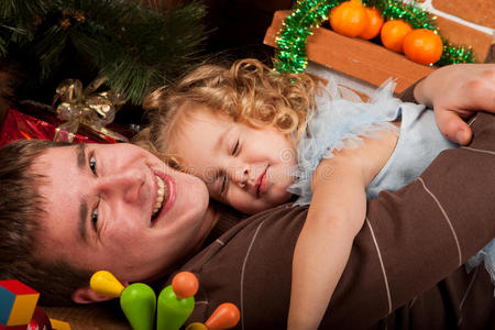 小女孩和爸爸在圣诞树附近玩耍