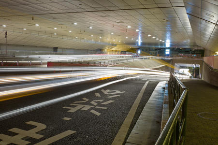 城市夜景汽车活动灯图片