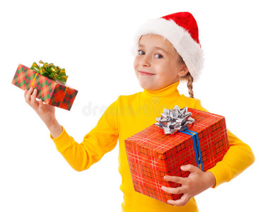 戴着圣诞帽带着两个礼盒的微笑女孩