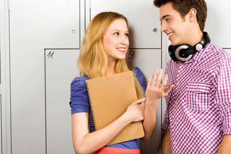 男孩 储物柜 青少年 白种人 学生 夫妇 友谊 女孩 倾向
