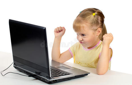 在电脑上玩的小女孩。