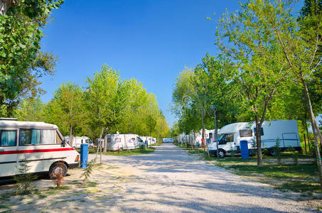 露营车停在露营地，意大利