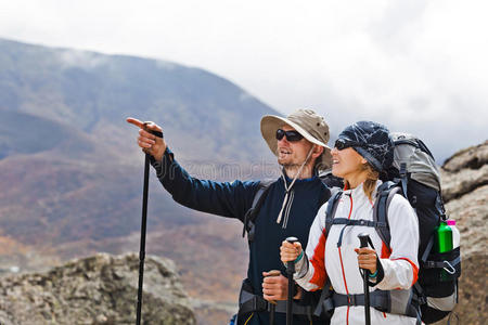 情侣在喜马拉雅山徒步旅行