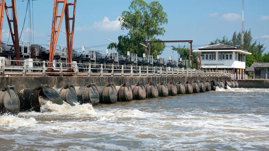 泰国的防洪墙和水泵出口图片