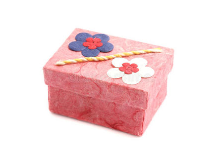 白色背景的粉红色礼品盒