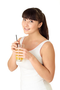 喝橙汁的女人。