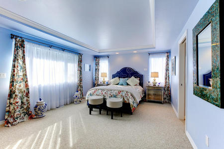 蓝色大豪华卧室，带三扇窗户