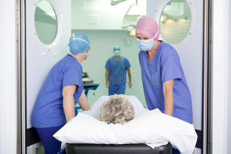 有护士和外科医生的手术室图片