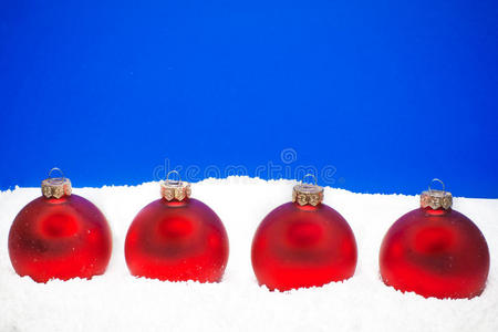 雪地上的四个圣诞舞会图片