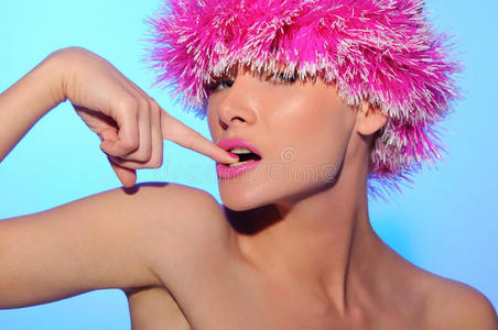 戴粉红帽子的美女图片