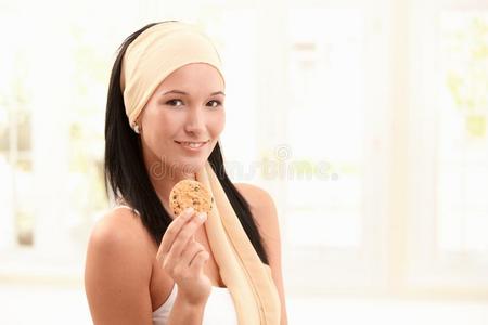 斯诺德的快乐女人拿着饼干