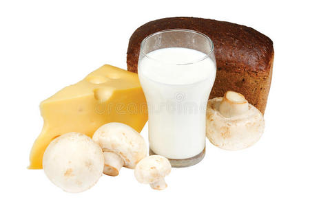 一杯牛奶面包蘑菇和奶酪