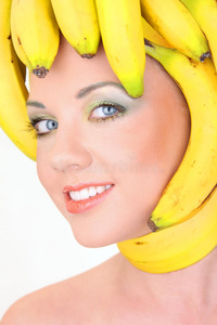 u型磁铁香蕉发型的年轻女子照片