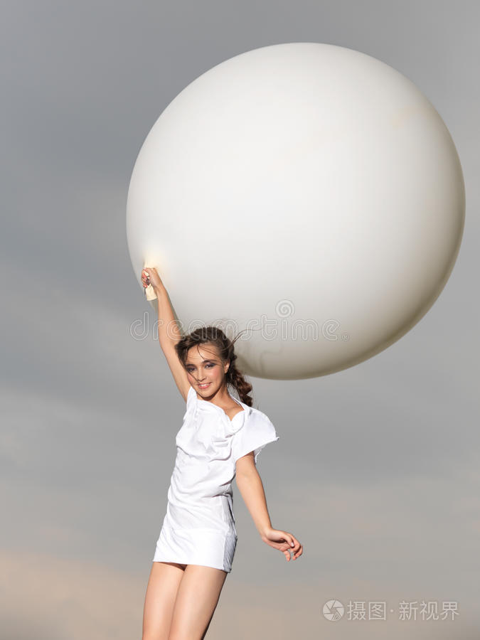 大气球跳带着彩色气球的美女快乐的女人跳白色气球干草堆快乐的朋友们