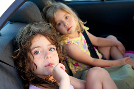 车内小女孩吃糖果棒图片