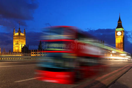 英国伦敦大本钟与红色巴士图片