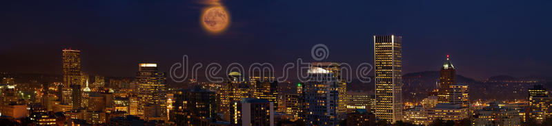 黄昏时俄勒冈州波特兰市上空的月亮