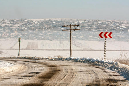 乡村冬季公路。