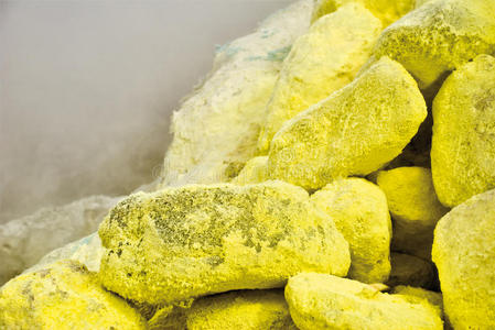 积极的火山火山口和绿松石湖和硫磺烟采用thailand泰国东爪哇 ijen